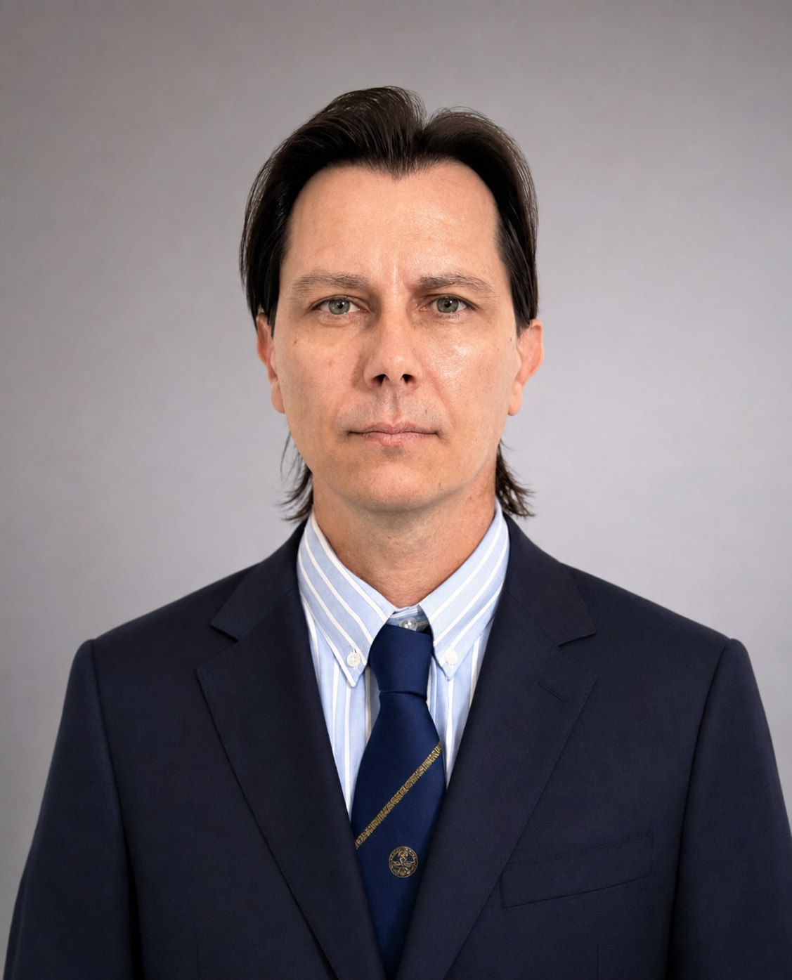 Retrato profesional del Dr. Leonardo Pankl con traje azul oscuro